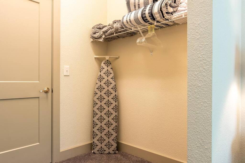 Beautiful Riverwalk With Full Amenities, King Bed & Free Parking Appartement