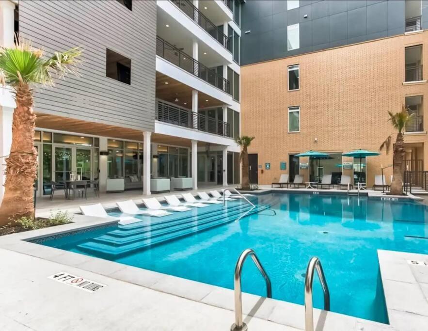 Beautiful Riverwalk With Full Amenities, King Bed & Free Parking Appartement San Antonio