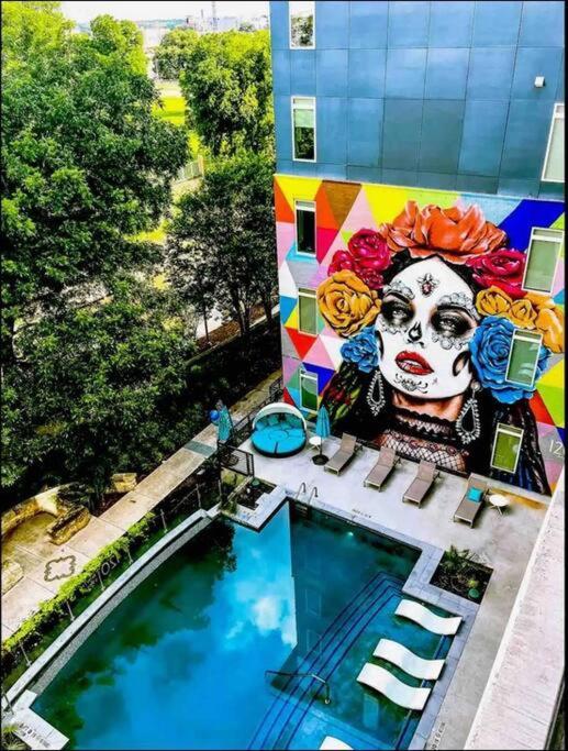 Beautiful Riverwalk With Full Amenities, King Bed & Free Parking Appartement *