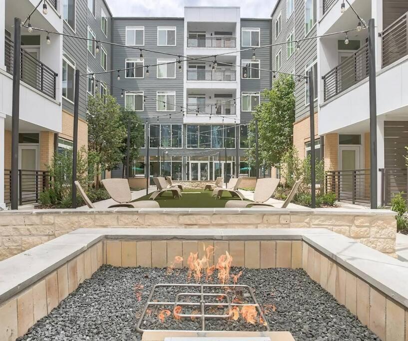 Beautiful Riverwalk With Full Amenities, King Bed & Free Parking Appartement