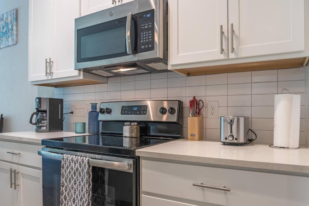 Beautiful Riverwalk With Full Amenities, King Bed & Free Parking Appartement