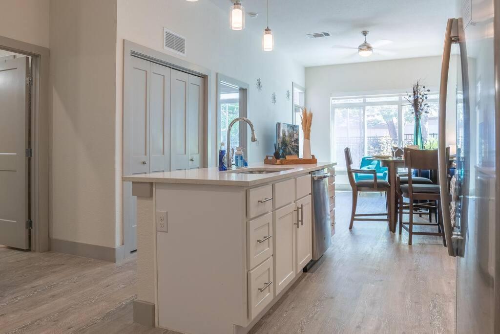Beautiful Riverwalk With Full Amenities, King Bed & Free Parking Appartement San Antonio